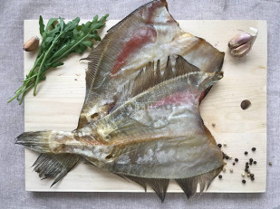 Картофель «Бруто» черный перец 130 гр.: Камбала ёрш (Мурманская) вяленая