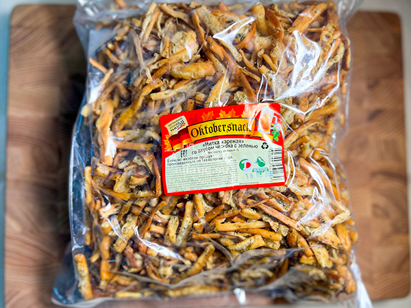 Нитка ЖАРЕНАЯ "Чеснок с зеленью" Oktobersnack 1 кг (сырный продукт) в Санкт-Петербурге